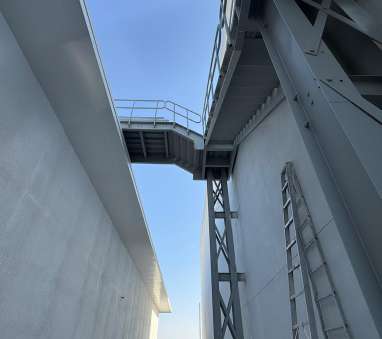 Steel stairs and circulation elements inside a commercial project