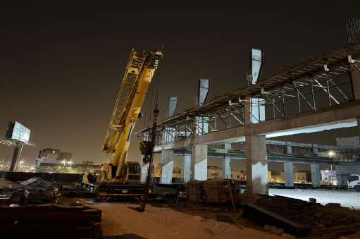 Night installation of a steel element for a commercial development